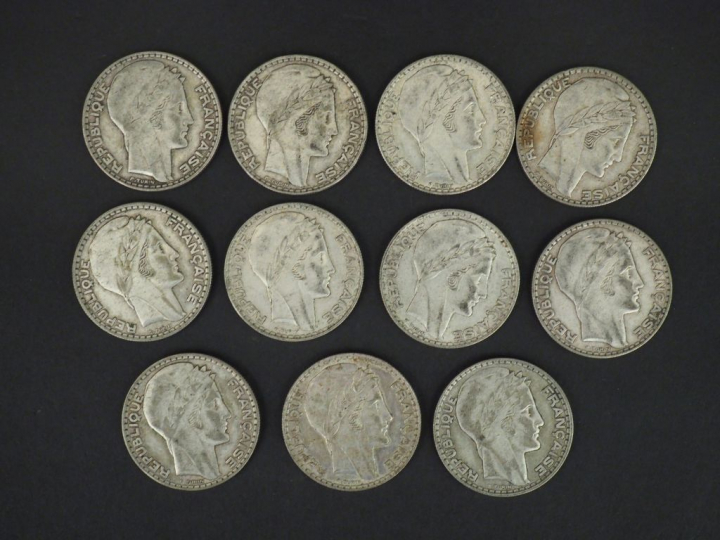 Ensemble de vingt-sept pièces de 20 francs en argent.  Poids. 539 g