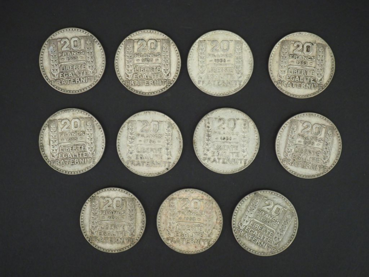Ensemble de vingt-sept pièces de 20 francs en argent.  Poids. 539 g