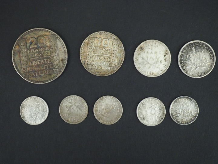 Ensemble comprenant :  - vingt-cinq pièces de 5 francs en argent, 1831