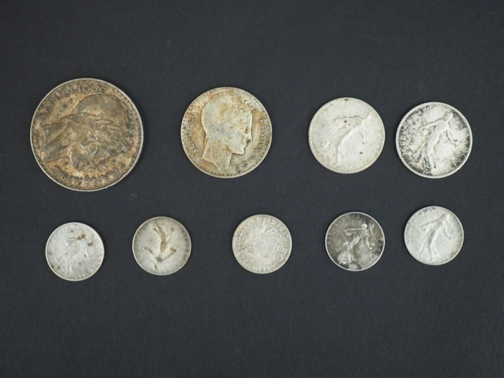 Ensemble comprenant :  - vingt-cinq pièces de 5 francs en argent, 1831