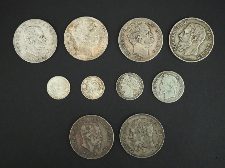 Ensemble comprenant :  - quatre pièces de 5 Lire en argent, 1874, 1877