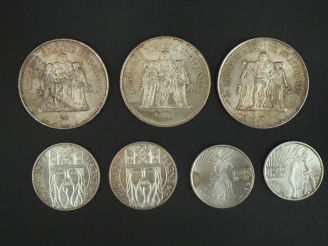 Vente aux enchères Ensemble comprenant :  - deux pièces de 100 francs en argent, 1990.  -