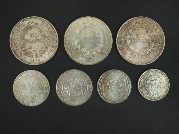 Ensemble comprenant :  - deux pièces de 100 francs en argent, 1990.  -