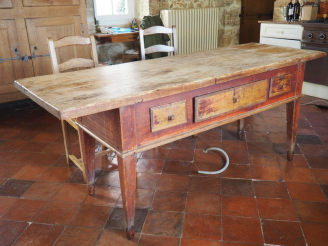 Vente aux enchères Grande table de style XVIIIème en pin ouvrant à trois tiroirs en ceint