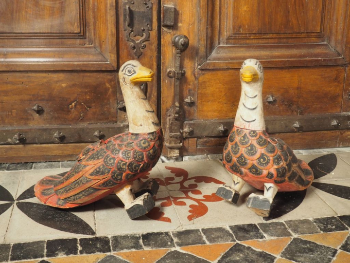 Paire d'oiseaux en bois polychrome. Dim. 39 x 40 x 17 cm.