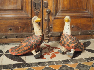 Vente aux enchères Paire d'oiseaux en bois polychrome. Dim. 39 x 40 x 17 cm.