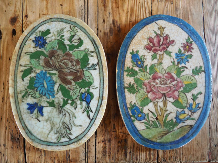 Suite de 2 carreaux en faïence à décor émaillé de fleurs. H. 27,5 cm.