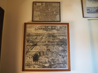 Vente aux enchères 6 gravures ou encadrements et un élément en bois sculpté.