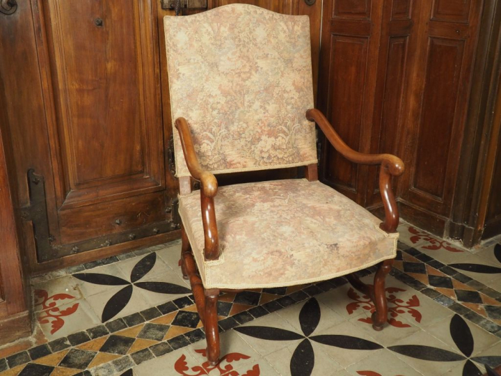 Paire de fauteuils de style Louis XIV en bois naturel, piétement os de