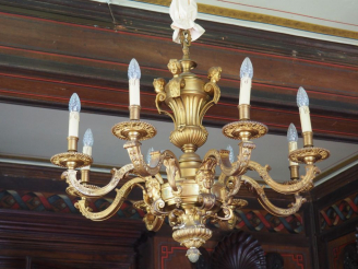 Vente aux enchères Lustre en bronze de style Louis XIV éclairant à huit lumières, à décor