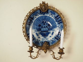 Vente aux enchères Paire de plats XVIIIèle en faïence de Delft à décor de fleurs. Monture