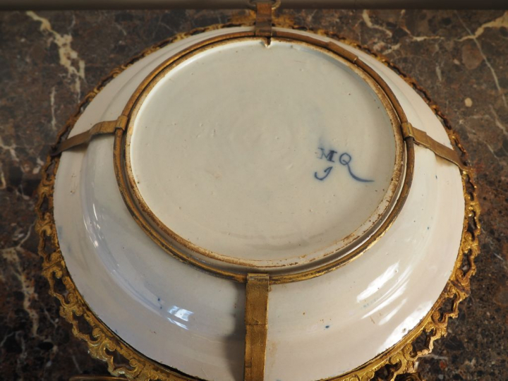 Paire de plats XVIIIèle en faïence de Delft à décor de fleurs. Monture