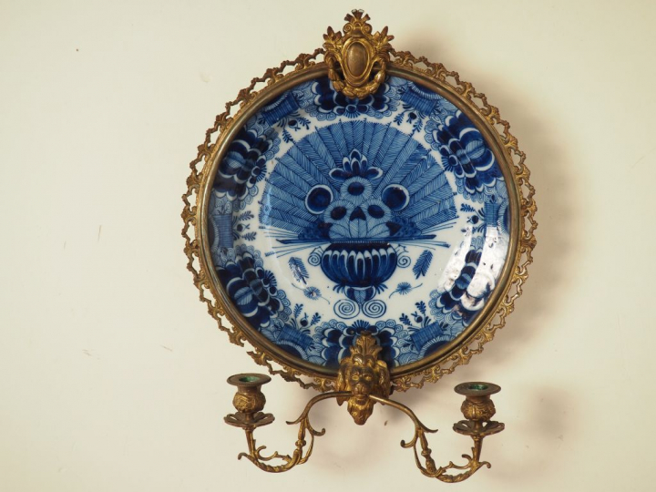 Paire de plats XVIIIèle en faïence de Delft à décor de fleurs. Monture