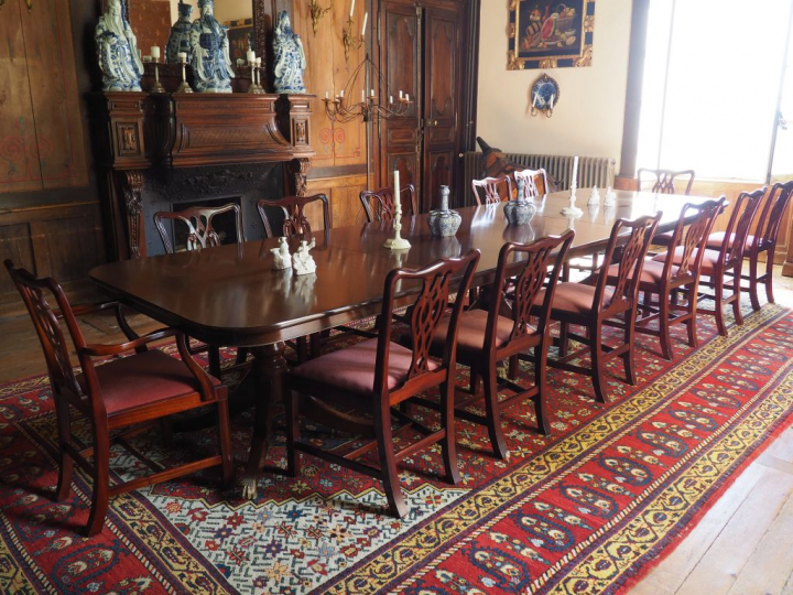 Mobilier de salle à manger de style anglais en acajou et placage d'aca