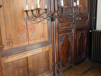 Vente aux enchères Grand candélabre en fer forgé éclairant à 8 lumières. H. 195 cm.