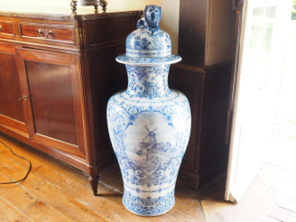 Vente aux enchères Grande potiche couverte XIXème en faience de Delft décor en camaieu bl