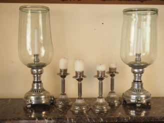 Vente aux enchères Paire de grands photophores en métal et verre.  H. 67 cm. On y joint u