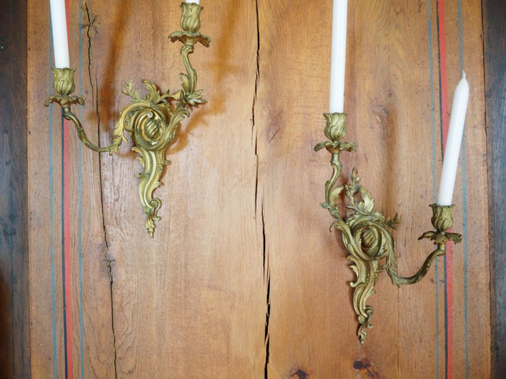 Suite de quatre appliques de style Rocaille en bronze, éclairant à 2 l