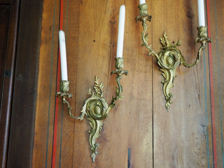 Suite de quatre appliques de style Rocaille en bronze, éclairant à 2 l