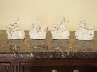 Vente aux enchères 4 statuettes en porcelaine représentant des personnages extrême-orient