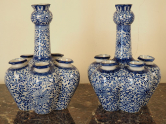Vente aux enchères Paire de vases en porcelaine à décor en bleu et blanc de rinceaux feui