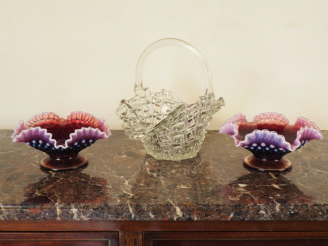 Vente aux enchères Paire de photophores en verre polychrome. On y joint une panière en cr