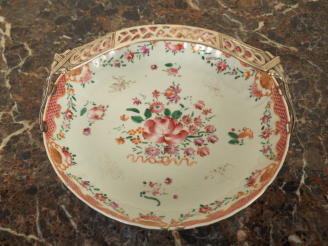 Vente aux enchères Assiette en porcelaine de Chine à décor polychrome de fleurs et de gui