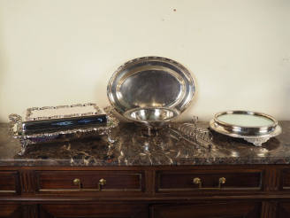 Vente aux enchères Un plat ovale, un légumier, un porte-toast, un centre de table à fond 