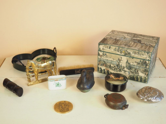 Vente aux enchères Lot comprenant : Une boite à lettres en carton, un porte lettres en la