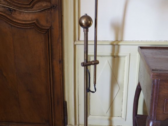 Vente aux enchères Lampadaire en laiton et métal chromé. Dim. 121 cm.