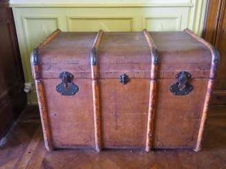Vente aux enchères Malle de voyage ancienne latée de bois. Dim. 64 x 90 x 59 cm.