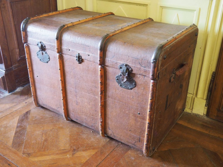 Malle de voyage ancienne latée de bois. Dim. 64 x 90 x 59 cm.