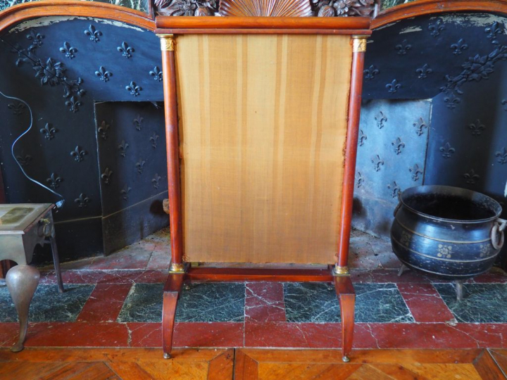 Pare-feu de style Empire en acajou Dim. 97 x 58 x 42 cm.