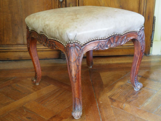 Vente aux enchères Tabouret de style Louis XV en bois nature mouluré et sculpté, à décor 