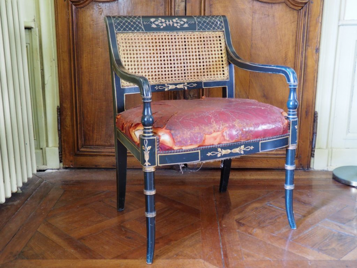Paire de fauteuils cannés XIXème anglais en bois laqué noir et doré, p