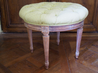 Vente aux enchères Tabouret de style Louis XVI, garnitue de tissu à capitons. Dim. 48 x 6
