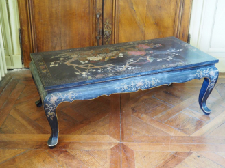 Vente aux enchères Table basse de style Extreme Orient en laque polychrome à décor d'oise