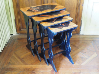 Vente aux enchères Suite de quatre tables gigognes Napoléon III en marqueterie, de style 
