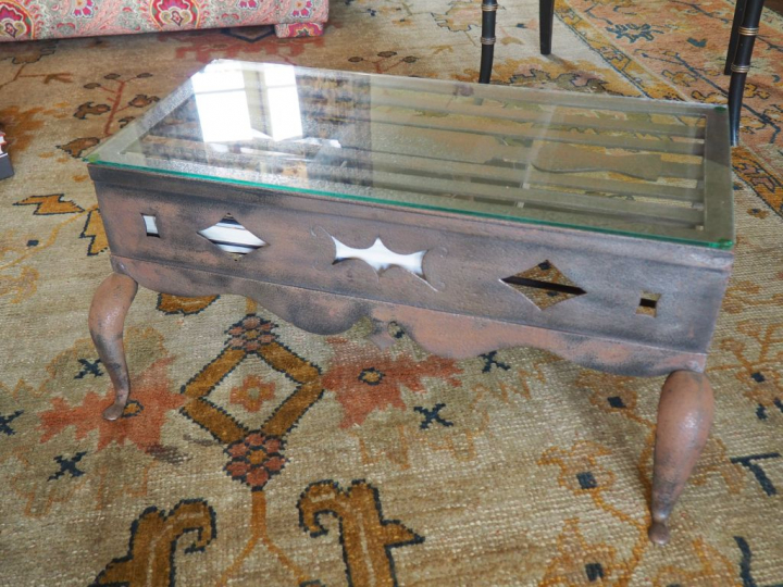 Table basse et tabouret en verre et métal. Dim. (tabouret) : 35 x 37 x