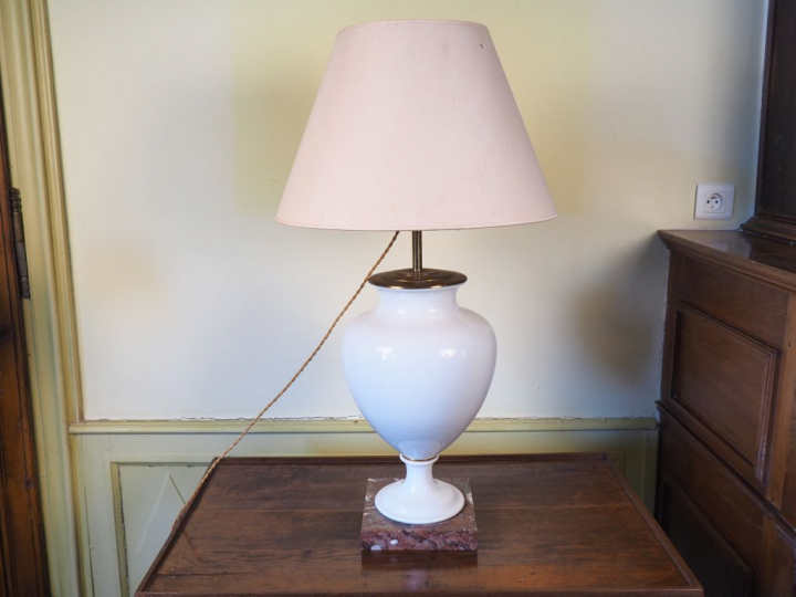 Paire de lampes ovoïdes en porcelaine blanche, socle marbre rouge. H. 
