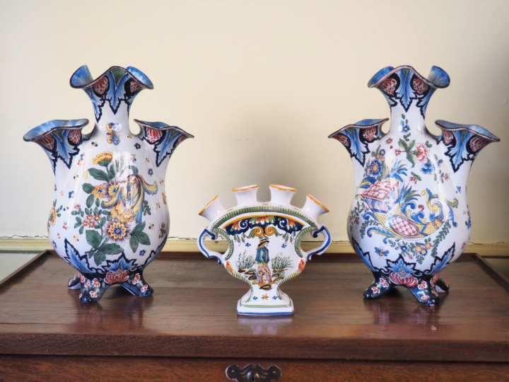 Paire de vases en faience polychrome de St-Clément à décor de style ro