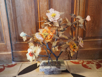 Vente aux enchères Bouquet de fleurs en trompe l'oeil en pierre dure et jadéïte polychrom