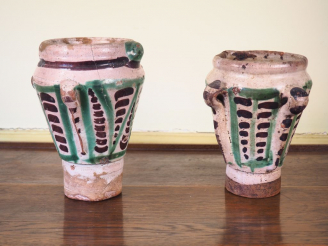 Vente aux enchères 2 pots en terre vernissée décor stylisé en vert et noir. Espagne XVIIè