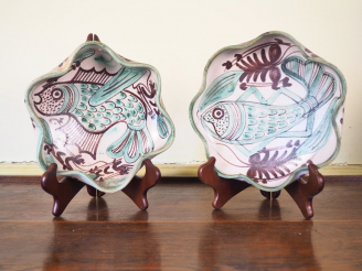 Vente aux enchères 2 différentes assiettes en faience polychrome à décor de poisson verte
