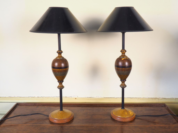 Paire de lampes modernes en bois polychrome et métal. H. 40 cm.
