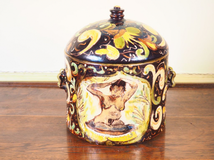 Pot couvert en terre vernissée à décor de jeune femme et de feuillage.