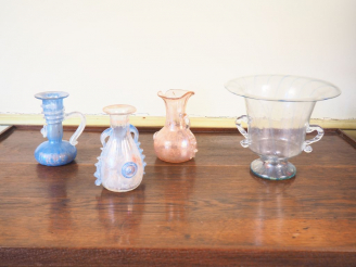 Vente aux enchères 3 différents vases, une coupe à anses l'ensemble en verre de Venise.