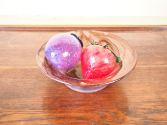Vente aux enchères Une coupe et deux fruits en verre soufflé polychrome.