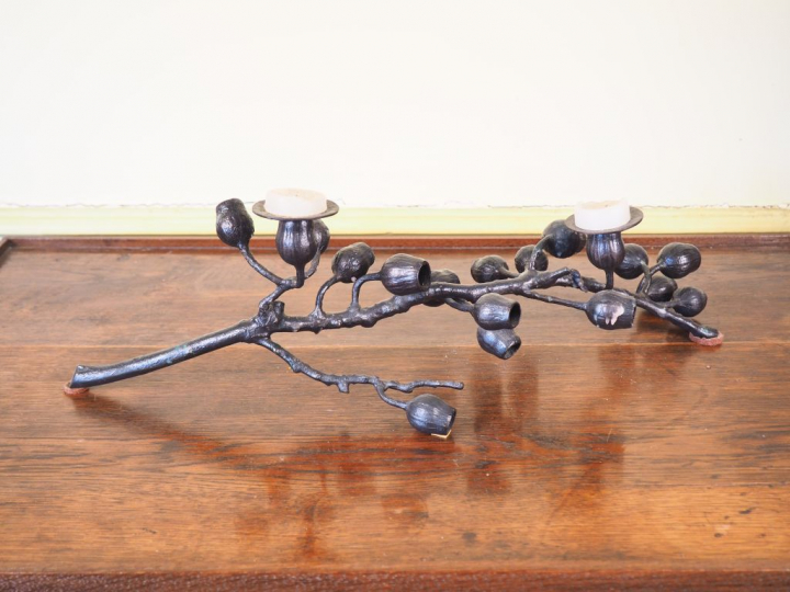 Bougeoir en bronze en forme de branchage. Dim. 51 cm.