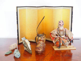 Vente aux enchères Une pipe à opium, une poupée "samouraï", tête de divinité Thaï en bois